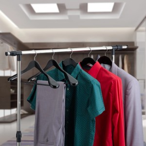 Schwarze Relaxdays Anzug Kleiderbügel aus Ahornholz im 5er Set mit breiter Schulterauflage und Hosenstange für Kleidung.