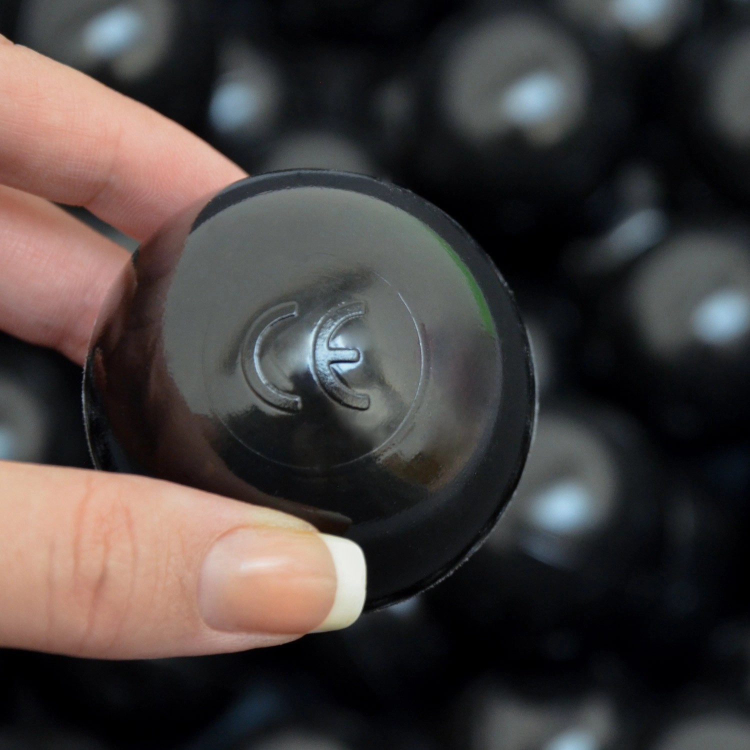 Schwarzer LittleTom Bällebadball (Ø 5.5 cm) mit CE-Kennzeichnung in Hand