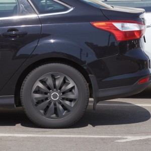 Cartrend Radzierblende Fox, 16 Zoll, schwarz matt, am Auto montiert.