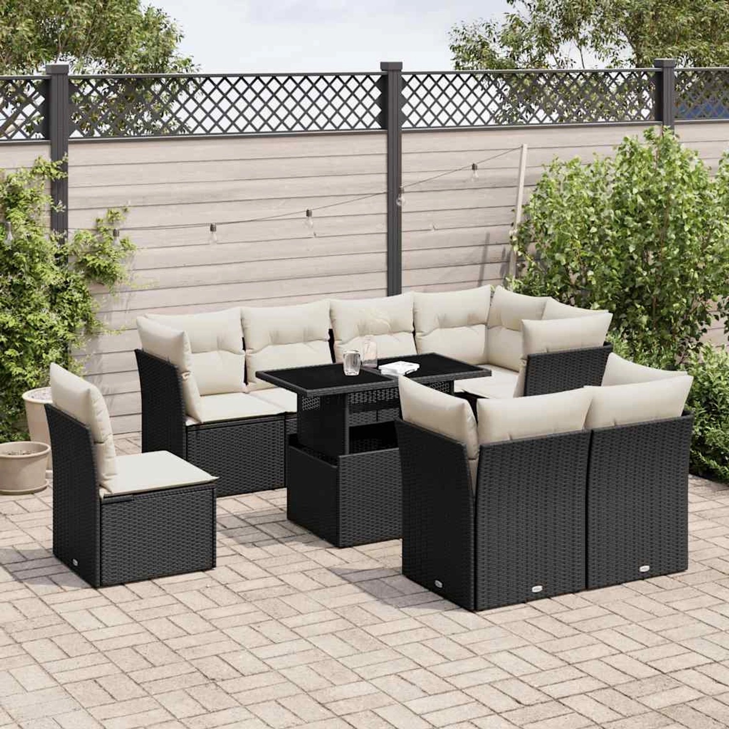 Schwarze 9-tlg. vidaXL Garten-Sofagarnitur aus Poly Rattan mit cremefarbenen Kissen.