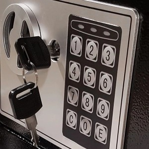 Detailaufnahme: Anthrazitfarbener KARAT Tresor mit elektronischem Zahlenschloss und Schlüssel.