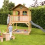 Axi Marc Spielhaus aus Holz mit Rutsche, Sandkasten und Picknicktisch im Garten.