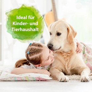 Mädchen und Golden Retriever mit Bactador Bodenreiniger für Kinder- und Tierhaushalt.