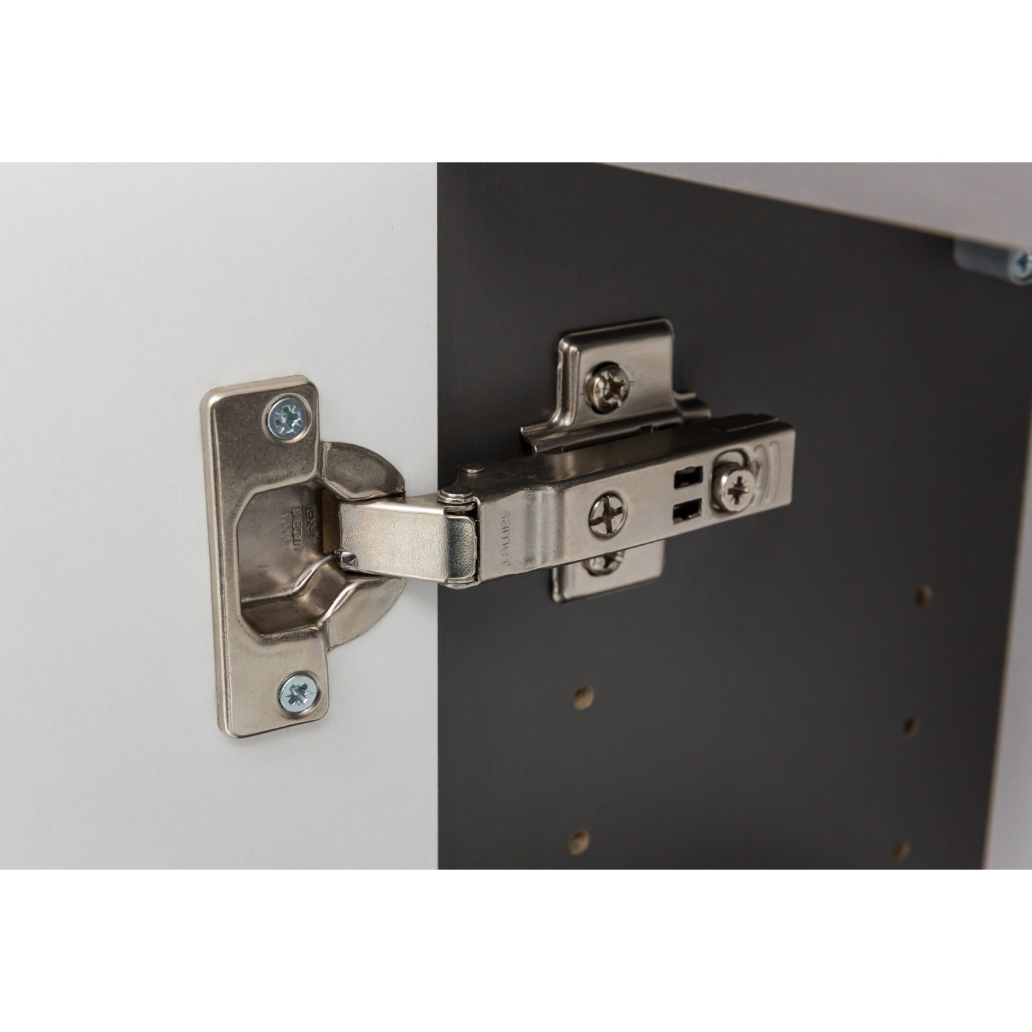 Detailaufnahme: Scharnier eines Held Möbel Waschtisch-Sets Bari in Wotaneiche/Graphitgrau.