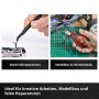 Hände nutzen Präzisionswerkzeuge für Elektronikreparaturen und Modellbau. Einhell Hobby Werkzeugkoffer, 153-teilig.
