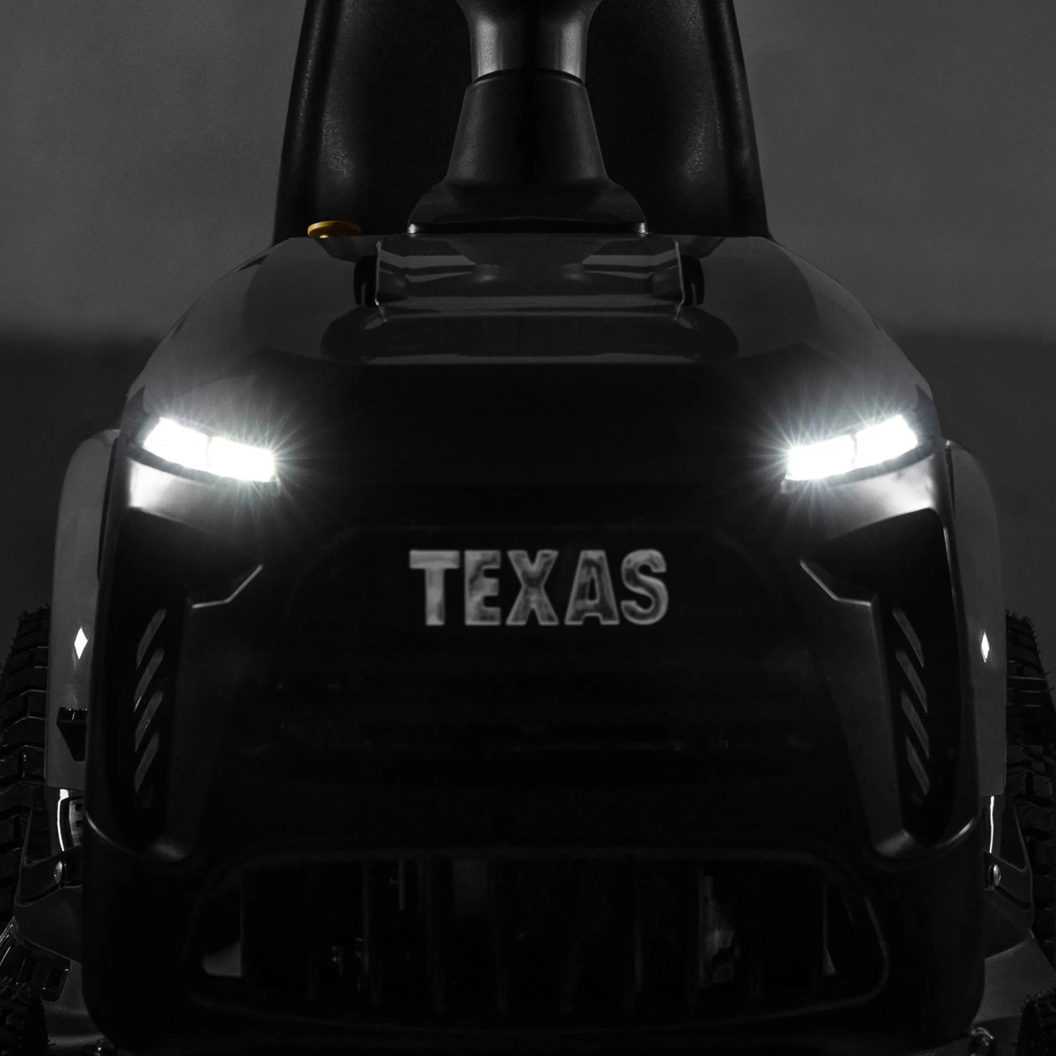 Frontansicht Texas Premium TTS98 Benzin-Rasentraktor mit LED-Scheinwerfern.