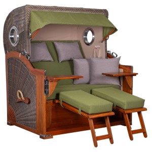 Strandkorb Westerland Mahagoni mit Bullauge, grauem PE-Geflecht und grünen Polstern.