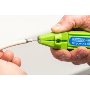 WEICON Stripper No.100 Green Line Zange beim Abisolieren eines Kabels.