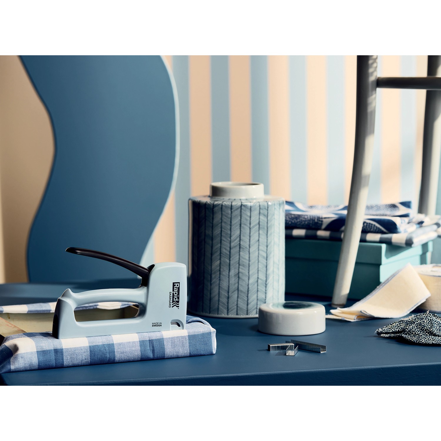 Rapid Tacker mit 1080 Klammern Typ 53/8 mm auf blau-weiß kariertem Stoff.