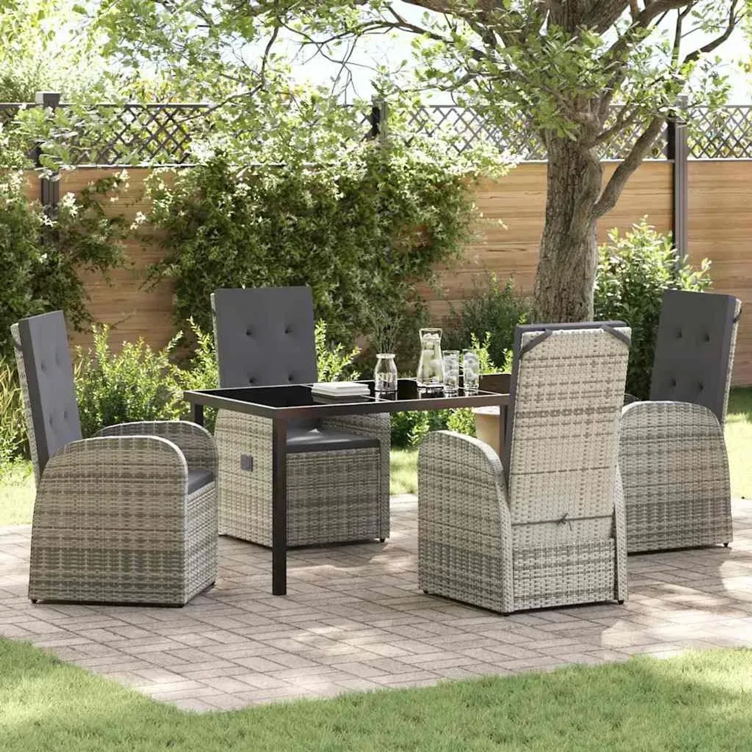 Graue 5-tlg. vidaXL Garten Essgruppe aus Polyrattan mit Tisch und Stühlen inklusive Kissen.