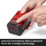 Einhell Akku 18V 5,2Ah PXC, 2er-Set. Roter Akku mit Ladestandsanzeige in Hand.
