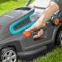 Gardena Elektro-Rasenmäher PowerMax 1800/42 in Aktion: Hand betätigt Startknopf.