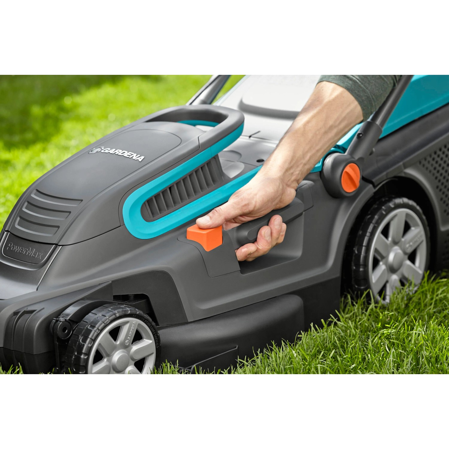 Gardena Elektro-Rasenmäher PowerMax 1800/42 in Aktion: Hand betätigt Startknopf.