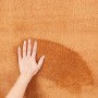 Orangefarbener Floornovo Hochflor Teppich (340x240cm) mit Hand zur Demonstration der Florhöhe.
