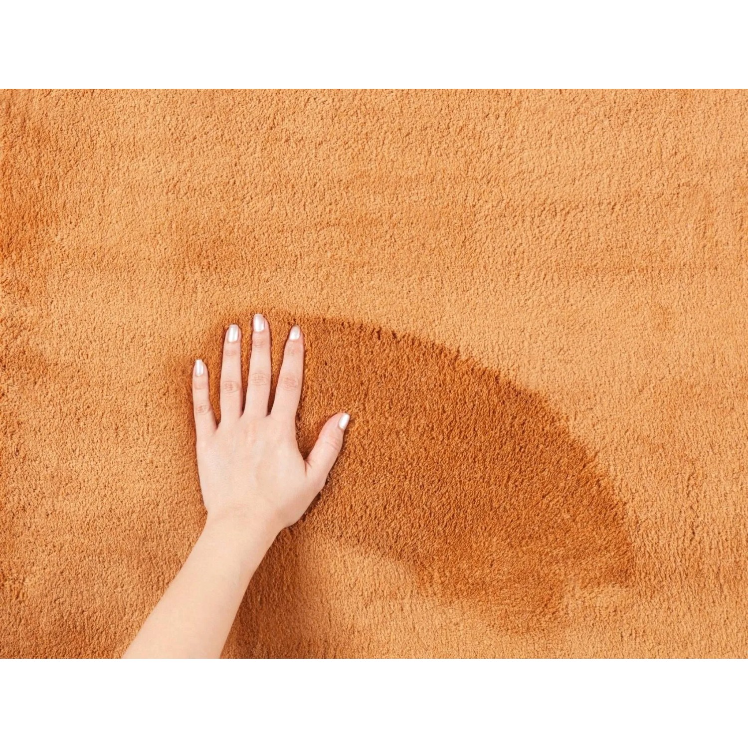 Orangefarbener Floornovo Hochflor Teppich (340x240cm) mit Hand zur Demonstration der Florhöhe.
