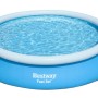 Blauer Bestway Fast Set Aufstellpool, rund, mit weißem aufblasbaren Ring und klarem Wasser. Ideal für den Garten.