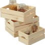 Gestapelte Kesper Holzkisten aus Kiefernholz, 9 l, mit Lebensmitteln in Gläsern als Aufbewahrungsboxen.