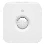 Weißer, kabelloser Philips Hue Bewegungsmelder für Innenräume. Quadratisches Design mit rundem Sensor.