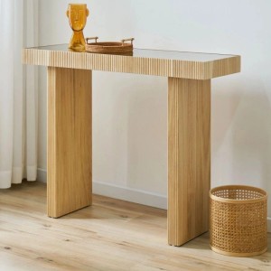 Schmaler Konsolentisch in Naturholz-Optik mit Rattan-Geflecht unter Glasplatte und geriffelten Beinen.
