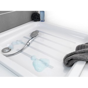 Transparente Wenko Anti-Rutschbänder in Duschwanne für mehr Sicherheit im Bad.