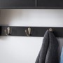 Schwarze SoBuy Wandgarderobe mit 5 Haken und 2 Schubladen, Detailansicht.