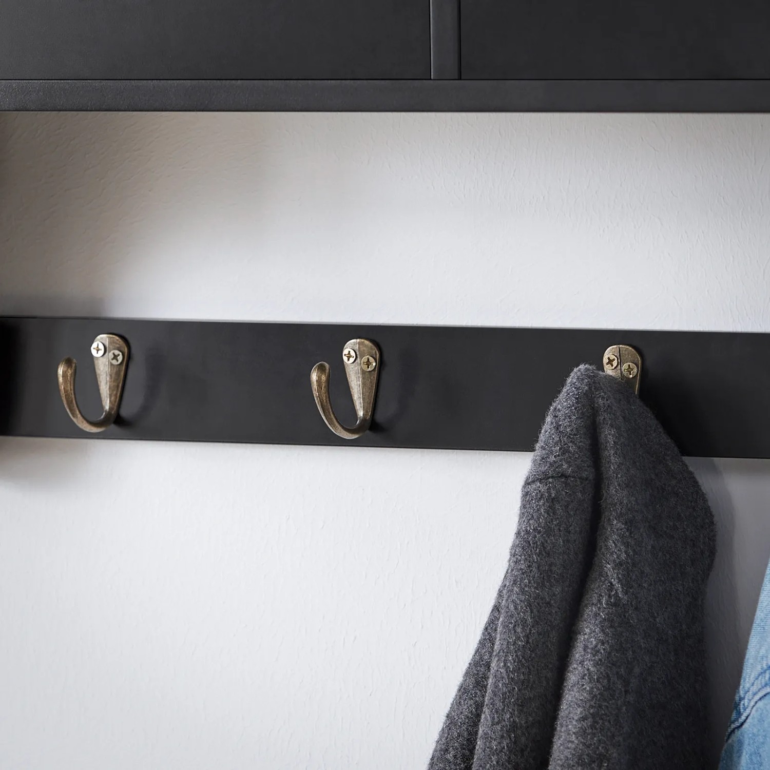 Schwarze SoBuy Wandgarderobe mit 5 Haken und 2 Schubladen, Detailansicht.