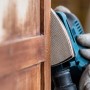 Bosch Expert Netzschleifblatt M480 K240 im Einsatz an Holzoberfläche.