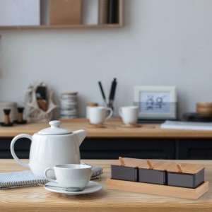 Relaxdays Gewürzbehälter Set mit Bambusdeckel und Löffel auf Tisch.