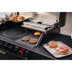 Enders Guss-Wendeplatte auf Grill: Halb gerippt, halb glatt, ideal für Burger und Grillgut.
