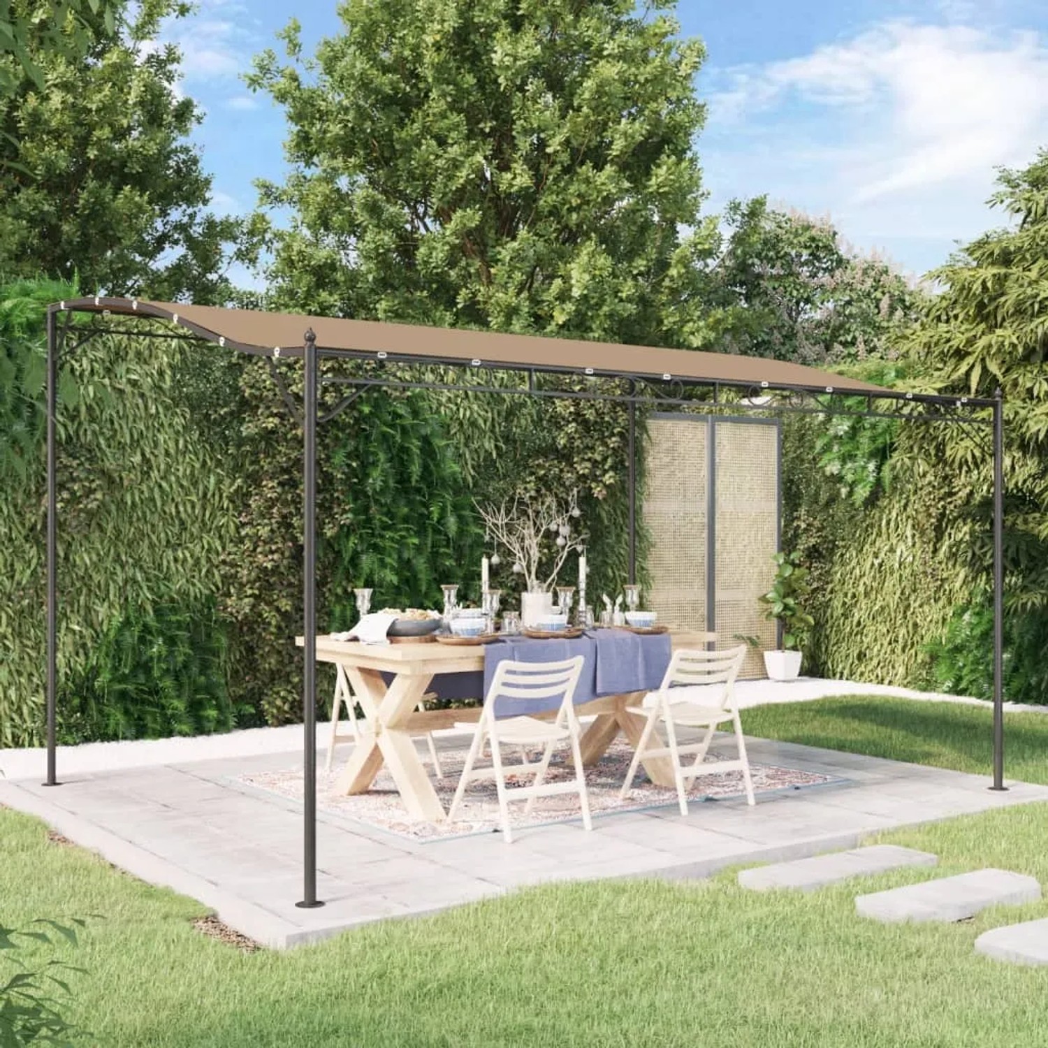 vidaXL Markise, 4x3 m, Taupe, mit Stahlrahmen über einem gedeckten Gartentisch.