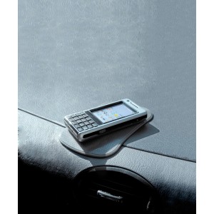 OBI AntiRutsch-Pad mit Handy auf Armaturenbrett. Ideal für Auto Innenausstattung.