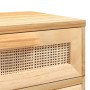 Detailansicht: Brauner Nachttisch aus Kiefernholz mit Natur-Rattan Schublade.
