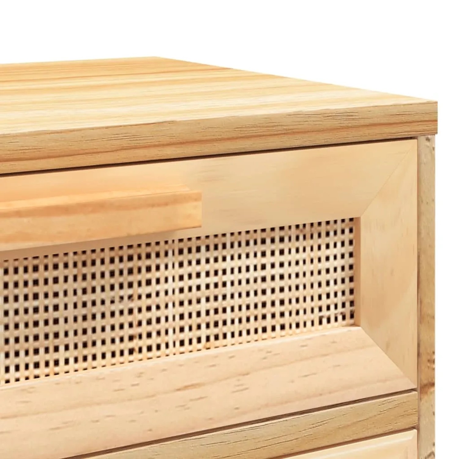 Detailansicht: Brauner Nachttisch aus Kiefernholz mit Natur-Rattan Schublade.