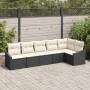 Schwarzes 6-teiliges vidaXL Garten-Sofa-Set aus Poly Rattan mit beigen Kissen vor Holzwand.