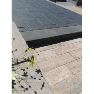 Anthrazit Blockstufe (100x35x15 cm) als Treppenstufe im Außenbereich.