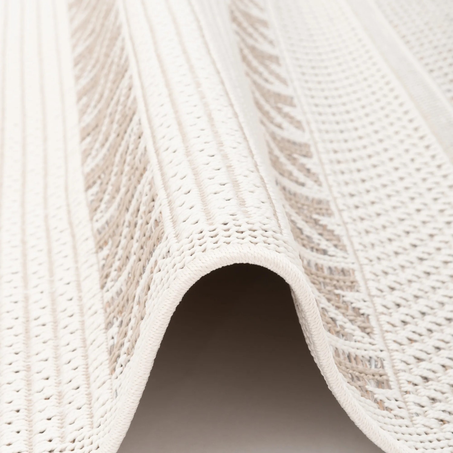 Beiger Outdoor Teppich Ottawa Stripes 120x170cm von Pergamon, Flachgewebe mit Streifenmuster.