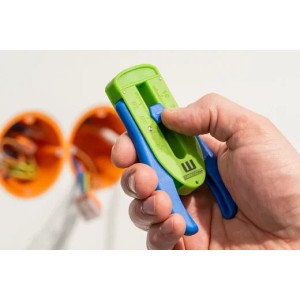 WEICON Präzisions-Abisolierer S Green Line in Hand, Zange zum Abisolieren von Drähten.