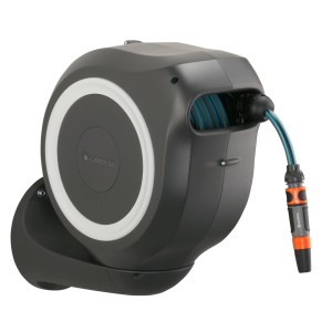 Gardena Wand-Schlauchbox RollUp M mit 20 m Schlauch, schwenkbar und frostsicher.