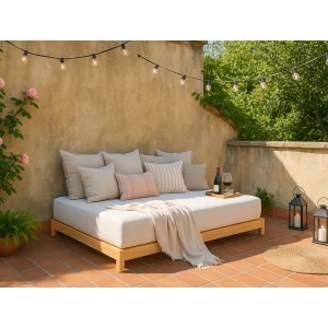 Flaches Kiefer Doppelbett (140x200) im Japandi Stil mit Kissen und Decke im Außenbereich.