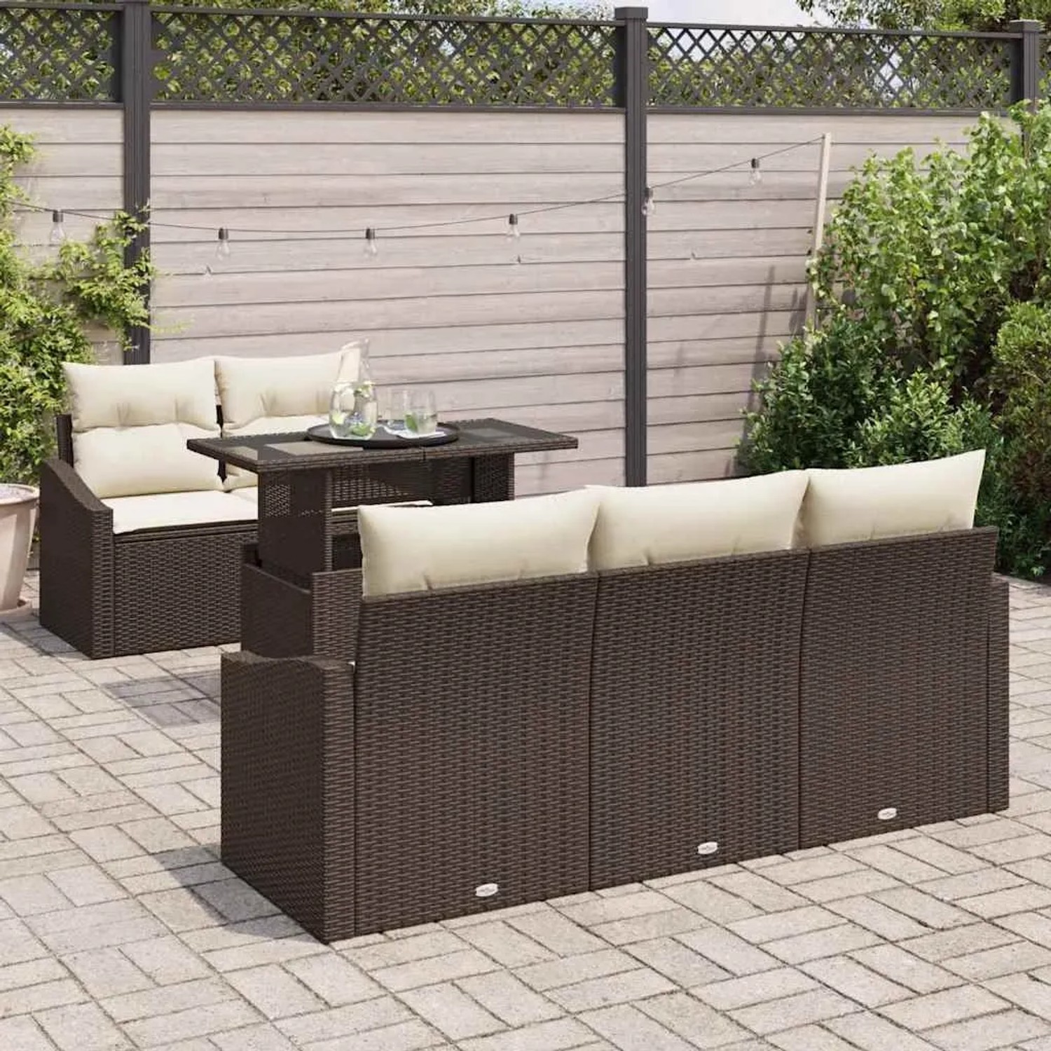 Braunes 6-tlg. vidaXL Garten-Sofa-Set aus Poly Rattan mit Tisch und cremefarbenen Kissen.
