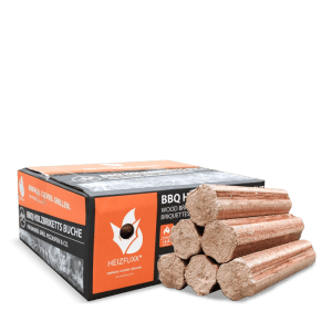 Heizfuxx BBQ Buchenholzbriketts 18kg: Schwarze Box und gestapelte, helle Holzbriketts für Grill und Ofen.