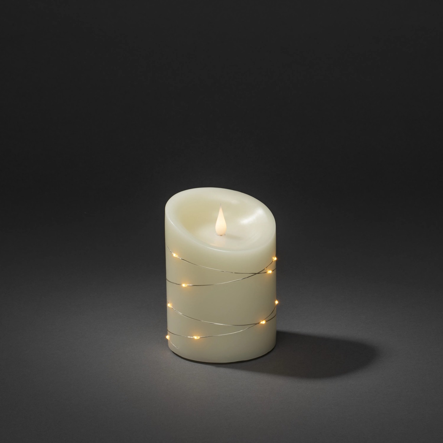 Konstsmide LED Echtwachskerze mit 3D-Flamme und silberfarbenem Draht für stimmungsvolle Innen-Weihnachtsdeko.