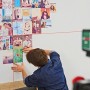 Mann richtet Fotos mit Bosch Kreuzlinienlaser Quigo und Universalklemme MM 2 aus.