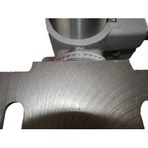 Detailaufnahme: Höhenverstellbarer Bohrtisch der Rotwerk TB16 Tischbohrmaschine.