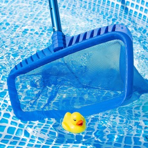 Blauer Poolkescher Deluxe im Wasser mit gelber Gummiente. Poolreinigung leicht gemacht.