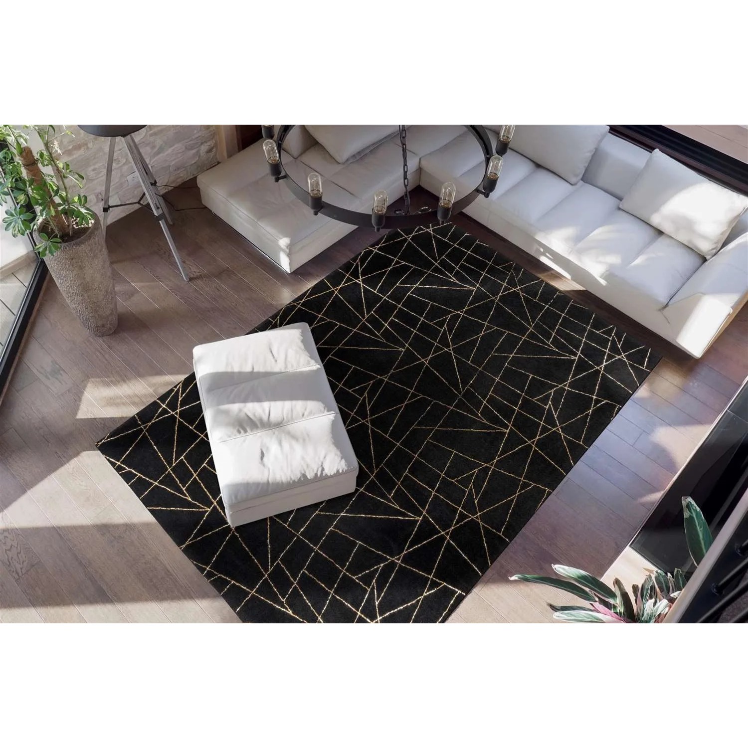 Moderner Kurzflor Teppich MeGusta in Schwarz und Gold mit geometrischem Muster, 160x230 cm.