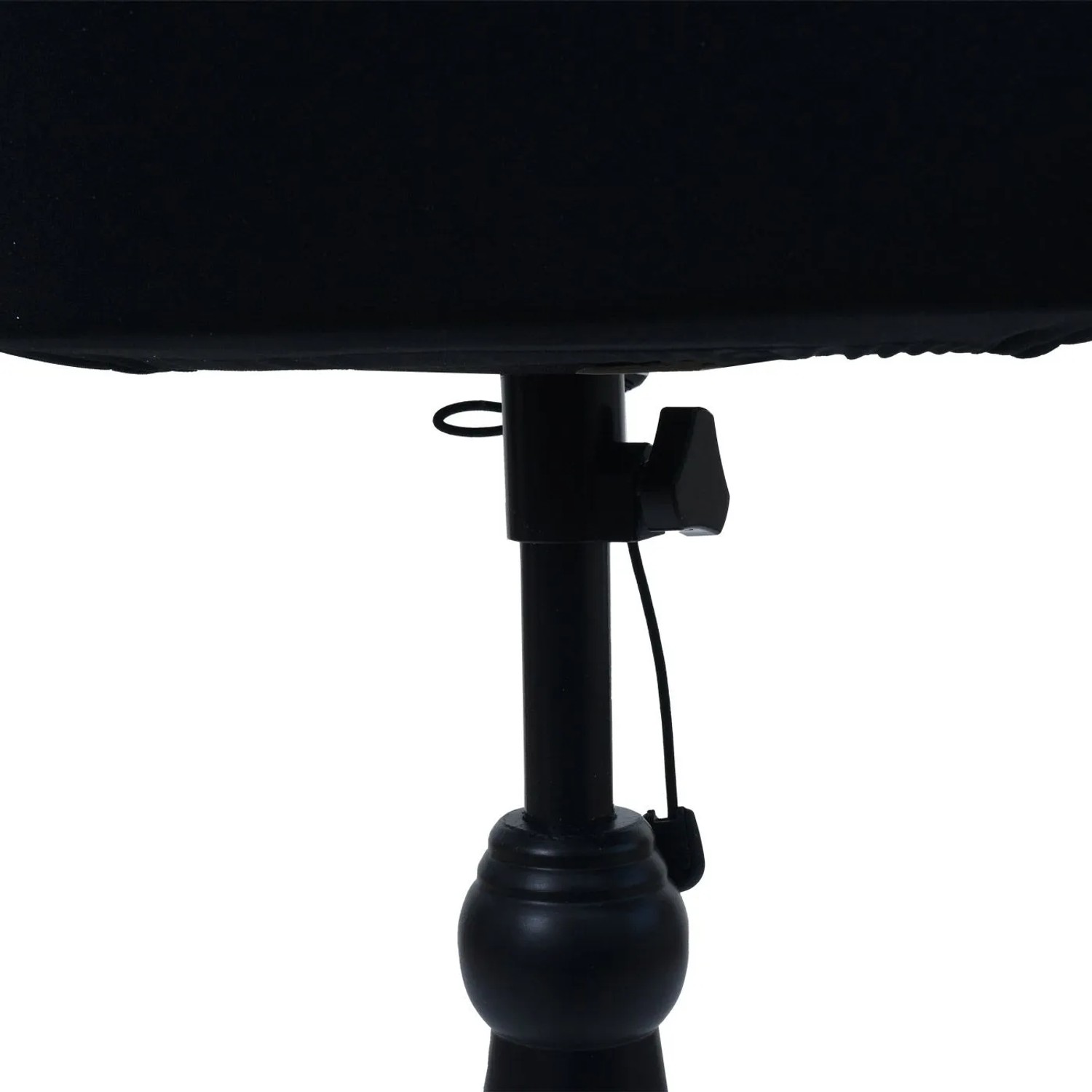 Detail des schwarzen, höhenverstellbaren Standfußes der MCW Schneiderpuppe Q24. Ideal zum Präsentieren von Kleidung.