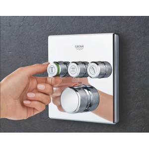 Grohe Grohtherm SmartControl Thermostat eckig Chrom mit Hand in Bedienung.