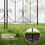 Detailaufnahme: Schwarzes Outsunny Rankgitter in A-Form, Stahl, im Rasen gesteckt.