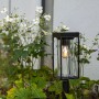 Lutec Flair Solar-Wegeleuchte, mattschwarz, mit Glaskörper und E27 Leuchtmittel im Garten.
